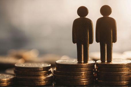 Foto: Figuren auf Münzstapel