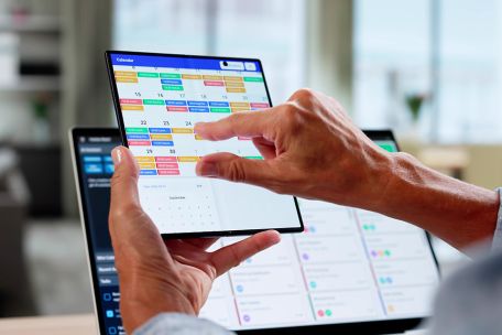 Foto: Person bedient Online Kalender